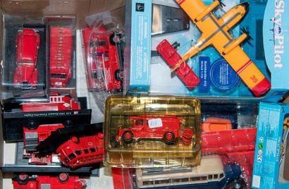 Lot de 13 véhicules de pompier sans marque...