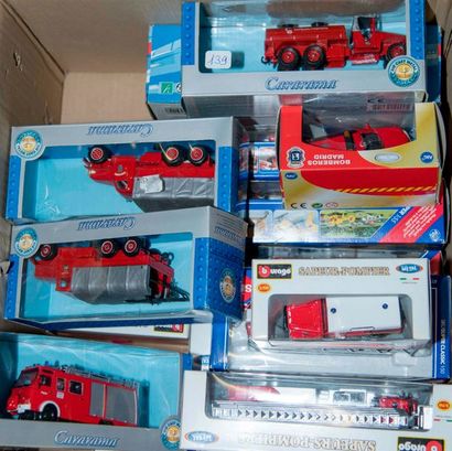 Lot de 16 véhicules de pompier neufs en boîte...