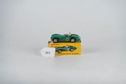 DTF : Aston Martin réf 506 verte avec chauffeur,...