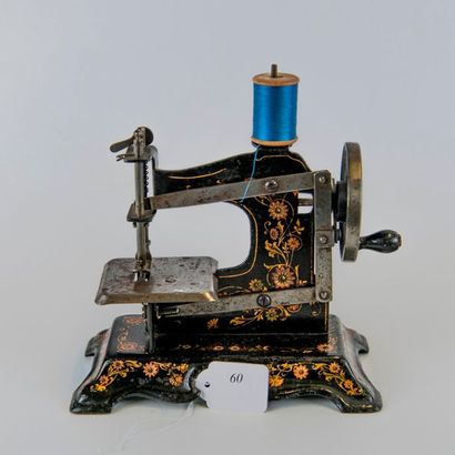 Très jolie petite machine à coudre en tôle...