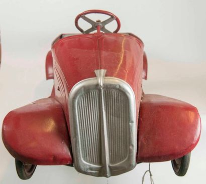 Jolie voiture à pédales couleur bordeaux...