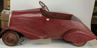 Jolie voiture à pédales couleur bordeaux...