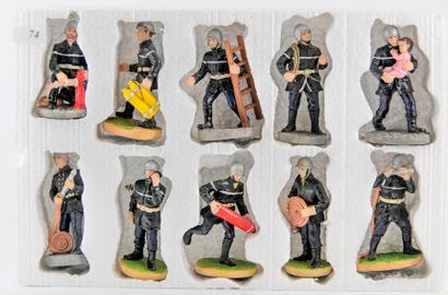 Lot de 10 soldats pompiers, H : 7,5 cm
