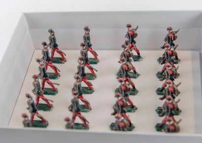Lot de 24 soldats de plomb en défilé, H :7...