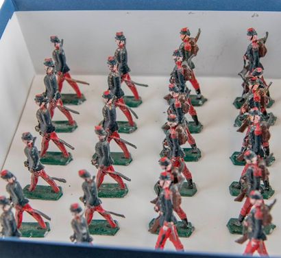 Lot de 24 soldats de plomb en défilé, H :7...