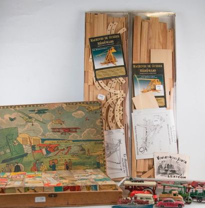 2 maquettes de machines de guerre médiévales...