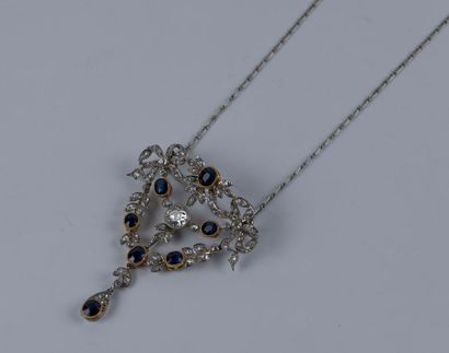 Broche nœud formant pendentif en or jaune...
