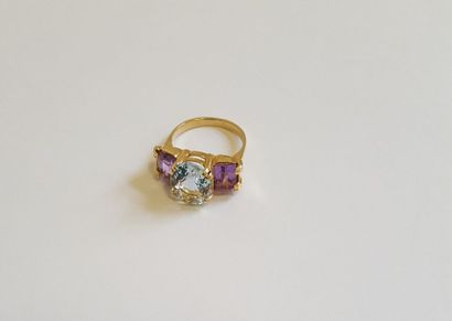 Bague moderne, monture en or jaune 18 carats...