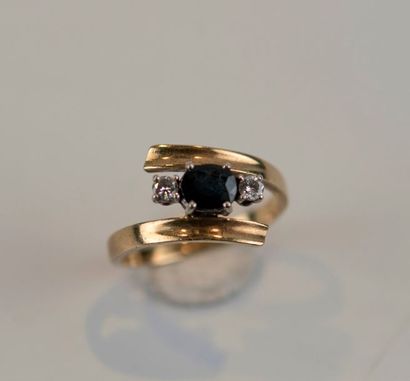 Bague moderne, monture en or jaune 18 carats...
