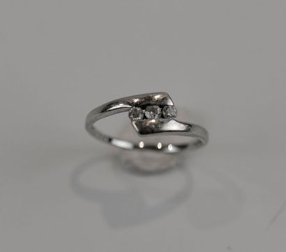 Bague trinité, monture en or gris 9 carats...