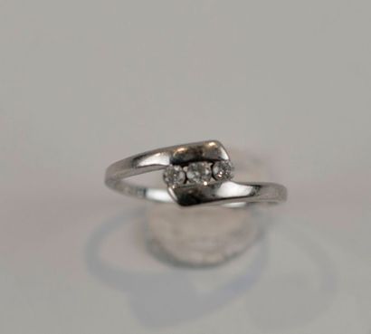 Bague trinité, monture en or gris 9 carats...