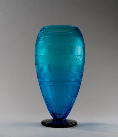 CHARDER. Vase en verre bleu à bandes givrées...
