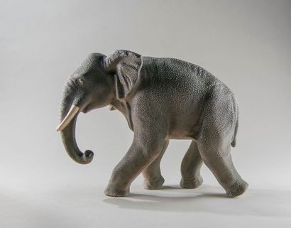 SEVRES et VINSARE attribué à. Eléphant. Sujet...