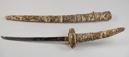 JAPON. Wakizashi, le fourreau en ivoire sculpté...