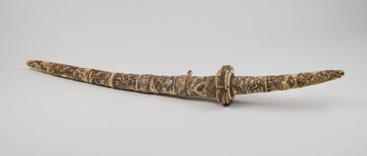 JAPON. Wakizashi, le fourreau en ivoire sculpté...