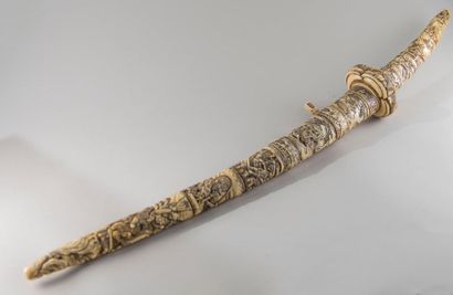 JAPON. Wakizashi, le fourreau en ivoire sculpté...