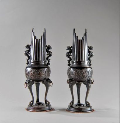 CHINE. Paire de vases tripodes en bronze....
