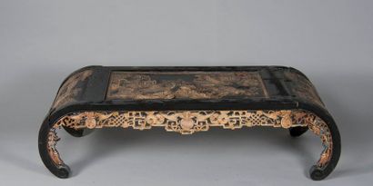 CHINE. Table en laque noire et incrustations...