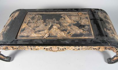 CHINE. Table en laque noire et incrustations...