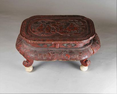 CHINE. Table en laque rouge incisée à décor...
