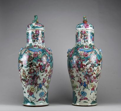 CHINE, Canton. Paire de vases couverts en...