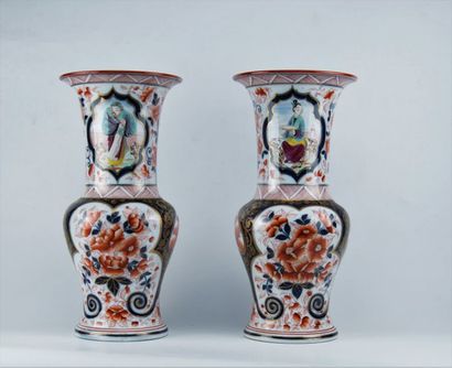 BAYEUX. Paire de vases en porcelaine à décor...