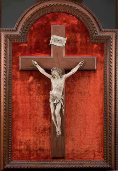 Christ en croix en ivoire sculpté et ajouré,...