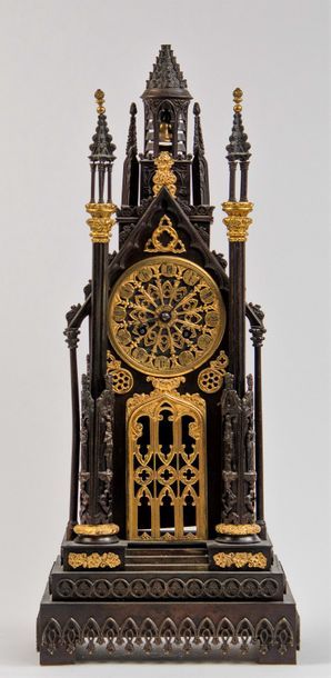 Pendule Néo-gothique en bronze à patine brune...