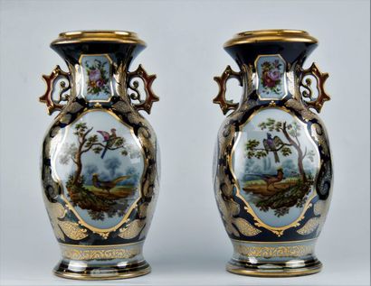 BAYEUX. Paire de vases en porcelaine à décor...