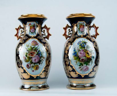 BAYEUX. Paire de vases en porcelaine à décor...