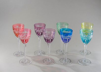 SAINT-LOUIS. Service de huit verres à vin...