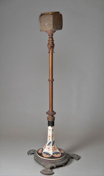 Lampadaire, le pied en faïence polychrome...