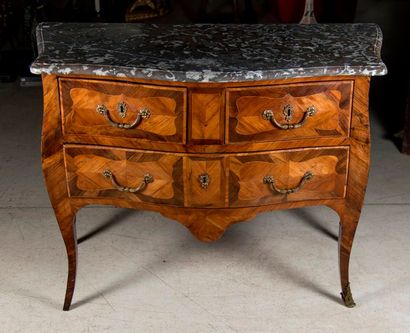 Commode en bois de placage et marqueterie...