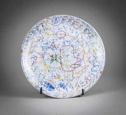 Assiette en céramique à décor polychrome...