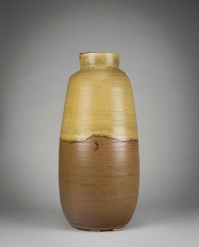 Grand vase en grès vernissé à deux tons de...
