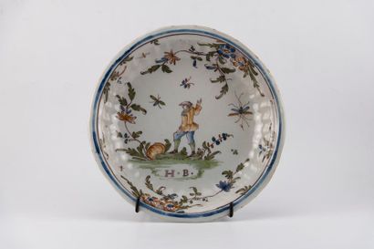 LYON
Plat creux à godrons à décor d'un homme...