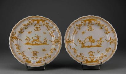 MOUSTIERS
Deux assiettes formant pendant...
