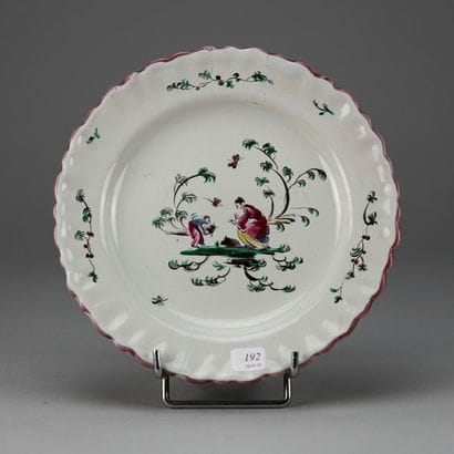 MOUSTIERS manufacture de Ferrat. 
Assiette...