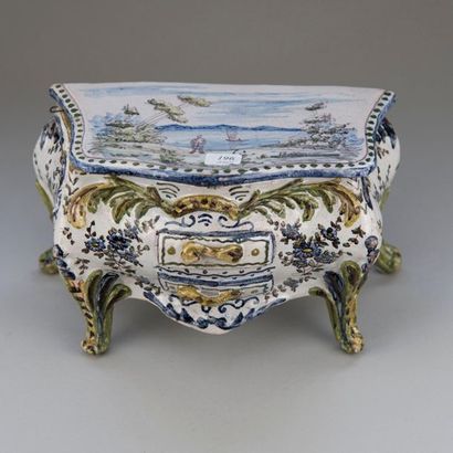 NEVERS
Commode en faïence, signée sous la...
