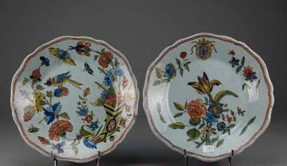 QUIMPER
Deux assiettes en faïence à décor...