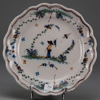 ROANNE
Assiette en faïence à bords contournés,...