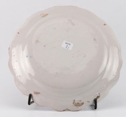 ROANNE
Assiette en faïence à bords contournés,...