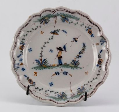 ROANNE
Assiette en faïence à bords contournés,...
