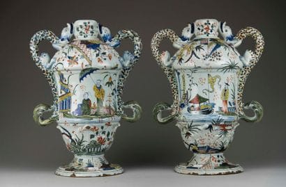 ROUEN, dans le goût de
Paire de vases à double...