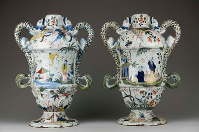 ROUEN, dans le goût de
Paire de vases à double...
