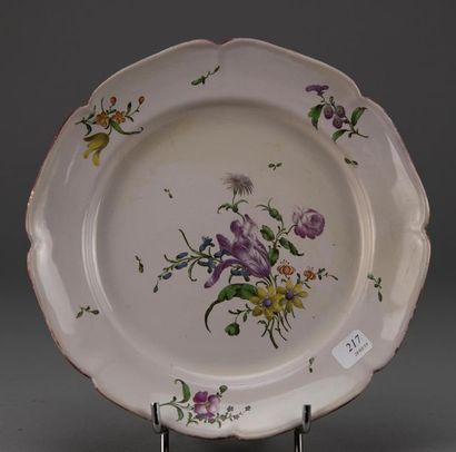 STRASBOURG. 
Assiette à décor d'un bouquet,...