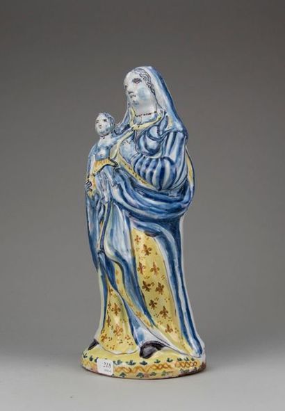 NEVERS
Vierge à l'enfant en faïence à décor...