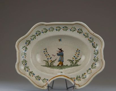 Deux plats à barbe en faïence. 
XIXème siècle.
L...
