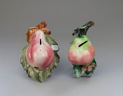 Deux tirelires en faïence à décor de poire.
L...