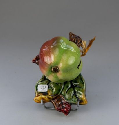 Tirelire en faïence à décor d'une pomme....